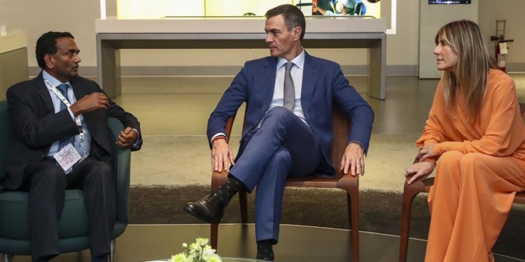 El presidente del Gobierno español, Pedro Sánchez (c), junto a su esposa Begoña Gómez (d), visita este martes, un centro tecnológico de la empresa Tata en Bombay (India). Sánchez consideró este martes que la oferta de Navantia para construir seis submarinos para la Armada india es la más competitiva, pero instó a esperar a la decisión final y afirmó que, en cualquier caso, esa empresa tiene oportunidades "presentes y futuras" en este país. EFE/ Fernando Calvo Pool Moncloa