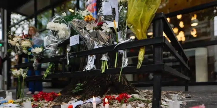 Fotografía que muestras flores y mensajes frente al hotel donde falleció el exintegrante de la banda One Direction, Liam Payne, este jueves, en la ciudad de Buenos Aires (Argentina). El informe preliminar de la autopsia de Liam Payne, el exintegrante de la banda británica One Direction que murió en la víspera en Buenos Aires al caer desde el tercer piso de un hotel, arroja que falleció de un "politraumatismo" y sufrió una "hemorragia interna y externa", según informaron este jueves fuentes de la policía local. EFE/ Juan Ignacio Roncoroni