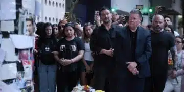 Geoff Payne, padre del cantante Lyam Payne, observa un homenaje a su hijo puesto por fanáticos al frente del hotel donde falleció, este viernes, en Buenos Aires (Argentina). Geoff Payne se reunió con el fiscal que investiga el hecho, estuvo en la morgue y pidió visitar la habitación del hotel desde donde cayó el músico de 31 años. Según indicaron las fuentes a EFE, la repatriación del cuerpo de Payne al Reino Unido puede tardar entre diez y quince días. EFE/ Juan Ignacio Roncoroni