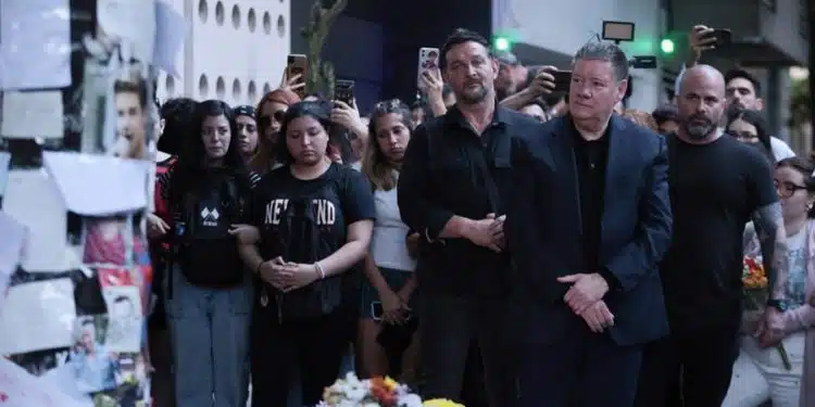 Geoff Payne, padre del cantante Lyam Payne, observa un homenaje a su hijo puesto por fanáticos al frente del hotel donde falleció, este viernes, en Buenos Aires (Argentina). Geoff Payne se reunió con el fiscal que investiga el hecho, estuvo en la morgue y pidió visitar la habitación del hotel desde donde cayó el músico de 31 años. Según indicaron las fuentes a EFE, la repatriación del cuerpo de Payne al Reino Unido puede tardar entre diez y quince días. EFE/ Juan Ignacio Roncoroni