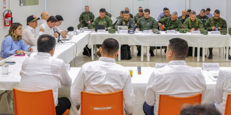 Fotografía cedida por la Presidencia de Colombia del presidente de Colombia, Gustavo Petro (2i), mientras asiste a un Consejo de Seguridad realizado este viernes en Tibú, Norte de Santander (Colombia). El Ejército colombiano envió 300 militares para reforzar la zona del Catatumbo donde la guerrilla del Ejército de Liberación Nacional (ELN) se enfrenta a una disidencia de las FARC en choques que han dejado más de 30 muertos y la población permanece amenazada. EFE/ Presidencia de Colombia