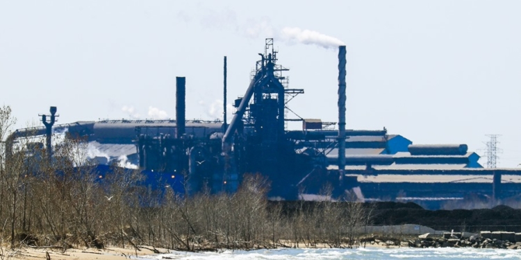 Chicago (United States), 10/04/2020.- The US Steel facility continues to opereate near Lake Michigan in Gary, Indiana, USA, 21 April 2020. Parks and recreation areas in Indiana and Illinois remain closed to the public because of the coronavirus SARS-CoV-2 which causes the Covid-19 disease. (Estados Unidos) EFE/EPA/TANNEN MAURY