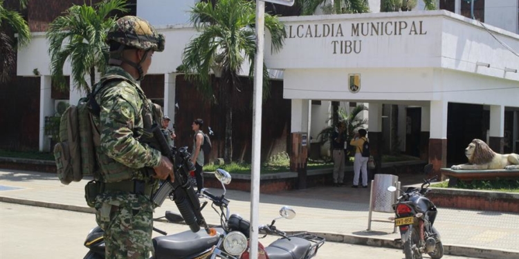 Un soldado vigila frente a la Alcaldía Municipal de Tibú este miércoles, en Tibú (Colombia). Las calles de Tibú, un pueblo petrolero del departamento colombiano de Norte de Santander, han vuelto a ser escenario del éxodo de miles de personas que buscan refugiarse de la violencia entre la guerrilla del Ejército de Liberación Nacional (ELN) y una de las disidencias de la FARC. EFE/Mario Caicedo