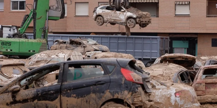 Retirada de coches arrastrados por la dana en Valencia. EFE/ Kai Försterling