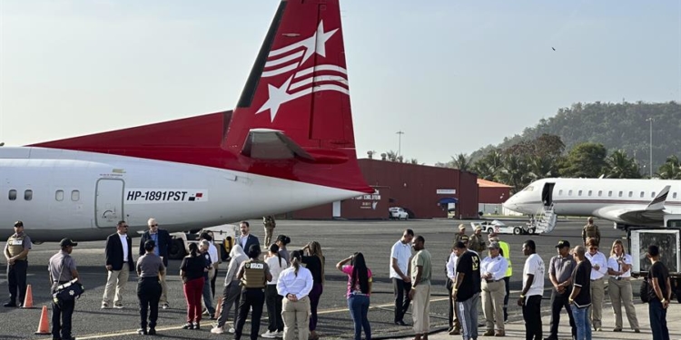 Migrantes esperan para subir a un avión para un vuelo de deportación de Panamá a Colombia este lunes, en el Aeropuerto Internacional Marcos A. Gelabert en la Ciudad de Panamá (Panamá).