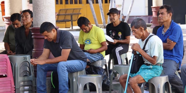 Personas esperan para resolver su situación migratoria este domingo, en una plaza del municipio de Tapachula en el estado de Chiapas (México). Los migrantes han quedado más vulnerables ante el crimen organizado y la violencia al permanecer varados en la frontera sur de México al cumplirse cuatro semanas del regreso de Donald Trump a la Casa Blanca, denuncian organizaciones civiles en la zona. EFE/Juan Manuel Blanco