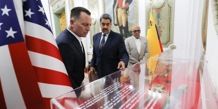 Fotografía cedida por Palacio de Miraflores donde se observa al líder chavista Nicolás Maduro (d) junto al enviado especial del presidente de Estados Unidos Donald Trump, Richard Grenell (i), este viernes, en Caracas (Venezuela). Maduro -investido por la chavista Asamblea Nacional (AN, Parlamento) para un tercer mandato en Venezuela, tras su cuestionada reelección en julio pasado- recibió al enviado especial del presidente de Estados Unidos planteó una "agenda cero" con el Gobierno norteamericano, informó el titular de Comunicación del país caribeño, Freddy Ñáñez. EFE/ Palacio de Miraflores /