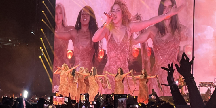 ACOMPAÑA CRÓNICA: EEUU SHAKIRA AME8543. NUEVA JERSEY (ESTADOS UNIDOS), 15/05/2025.- La cantante colombiana Shakira canta durante un concierto de su gira 'Las mujeres ya no lloran world tour' este jueves, en el MetLife Stadium en Nueva Jersey (Estados Unidos). Shakira se transformó en una loba apoteósica en su concierto de Nueva Jersey (EE.UU.), donde recordó su historia de inmigración en el país, envió un mensaje de empoderamiento femenino y acabó bailando entre billetes mientras se gozaba sus éxitos. EFE/ Nora Quintanilla