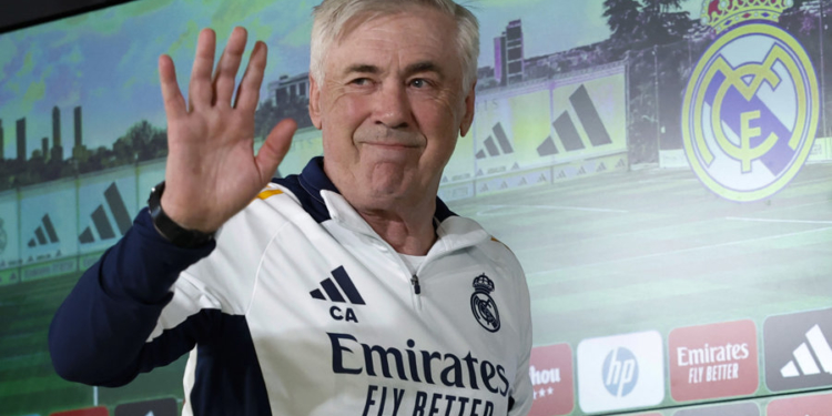FOTODELDÍA MADRID, 23/05/2025.- El entrenador italiano Carlo Ancelotti se despide tras la rueda de prensa celebrada este viernes a la conclusión de su último entrenamiento en la ciudad deportiva de Valdebebas como técnico del Real Madrid. EFE/ Chema Moya