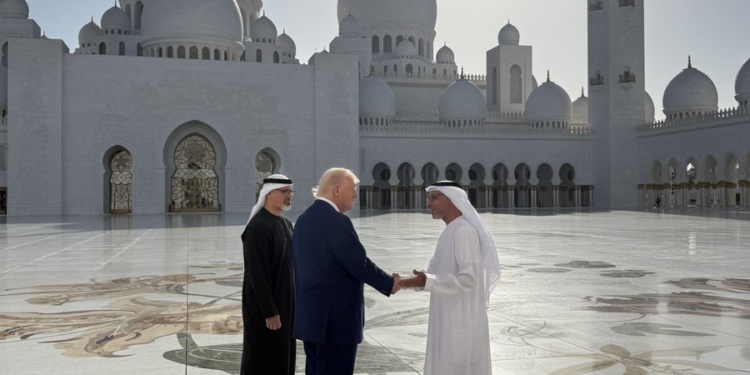 USA2598. ABU DABI (EMIRATOS ÁRABES UNIDOS), 15/05/2025.- Fotografía publicada en la cuenta oficial de Margo Martin (@MargoMartin47), la asistente especial del presidente y asesora de comunicaciones, donde aparece el presidente estadounidense, Donald Trump (c), conversando con el presidente de Emiratos, Mohamed bin Zayed Al Nahyan (d), durante una visita realizada este jueves a la gran mezquita Sheikh Zayed en Abu Dabi (Emiratos Árabes Unidos). El presidente de Estados Unidos, Donald Trump, llegó a Abu Dabi, la capital de Emiratos Árabes Unidos (EAU), en la última parada de su gira por Oriente Medio, la primera que realiza en su nuevo mandato tras visitar Arabia Saudí y Catar. EFE/@MargoMartin47 /SOLO USO EDITORIAL /NO VENTAS /SOLO DISPONIBLE PARA ILUSTRAR LA NOTICIA QUE ACOMPAÑA /CRÉDITO OBLIGATORIO