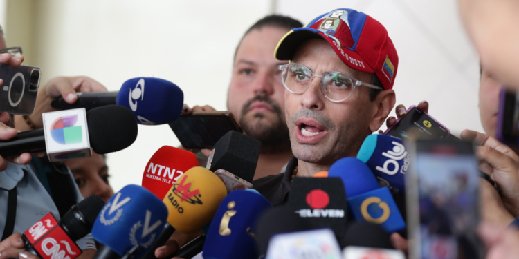 AME784. CARACAS (VENEZUELA), 25/05/2025.- El candidato opositor Henrique Capriles da declaraciones a los medios de comunicación este domingo, en Caracas (Venezuela). Capriles, candidato a diputado a la Asamblea Nacional (AN, Parlamento), valoró como "lo menos importante" la posibilidad de que obtenga un escaño en ese poder, al defender la participación en estos comicios regionales y legislativos como un mecanismo de lucha política. EFE/ Ronald Peña R