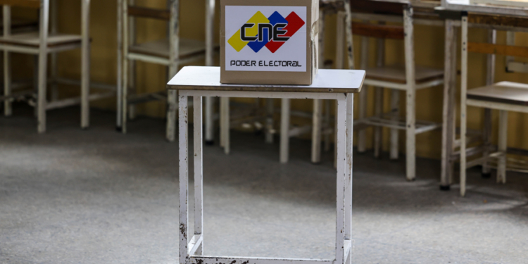 AME967. CARACAS (VENEZUELA), 25/05/2025.- Fotografía de una urna electoral este domingo, en Carcas (Venezuela). La ausencia de las filas de años anteriores y una votación automatizada definida como "rápida" por chavistas y opositores caracterizaron este domingo las elecciones regionales y legislativas en Venezuela, en las que se definirán gobernadores, diputados al Parlamento nacional y legisladores estatales. EFE/ Miguel Gutierrez