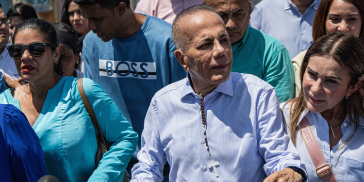 AME746. MARACAIBO (VENEZUELA), 25/05/2025.- El candidato opositor Manuel Rosales (c) llega a un centro de votación este domingo, en Maracaibo (Venezuela). Los candidatos opositores defendieron su decisión de participar en los comicios regionales y legislativos de este domingo, rechazados por la mayoría antichavista, al indicar que el voto "es un ejercicio de dignidad" y de lucha. EFE/ Henry Chirinos