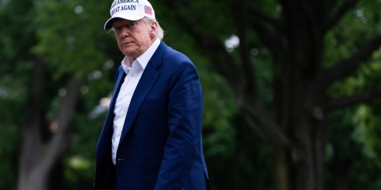 WASHINGTON (United States), 25/05/2025.- US President Donald Trump crosses the South Lawn after exiting Marine One at the White House in Washington, DC, USA, on 25 May 2025. Over the weekend, Trump delivered a speech to West Point graduates and spent Sunday in Bedminster, New Jersey. EFE/EPA/TIERNEY L CROSS / POOL