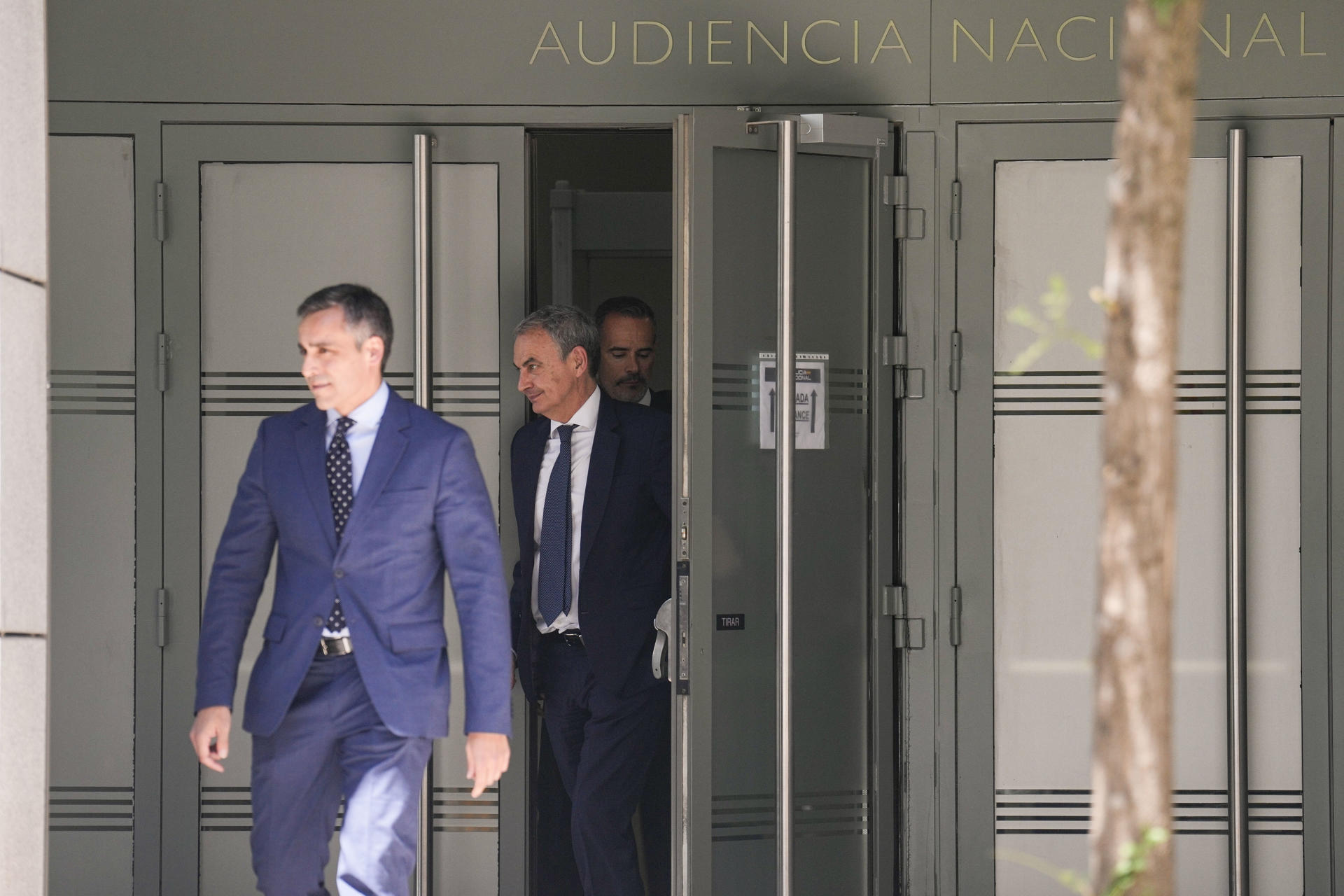 Zapatero rompe su silencio tras declarar ante el juez: "Siempre me conduje con decencia y honradez" | ALnavío